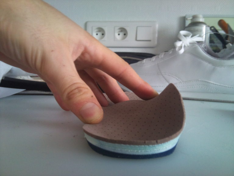 Façonnage et renforts d'une semelle thermoformée sur-mesure