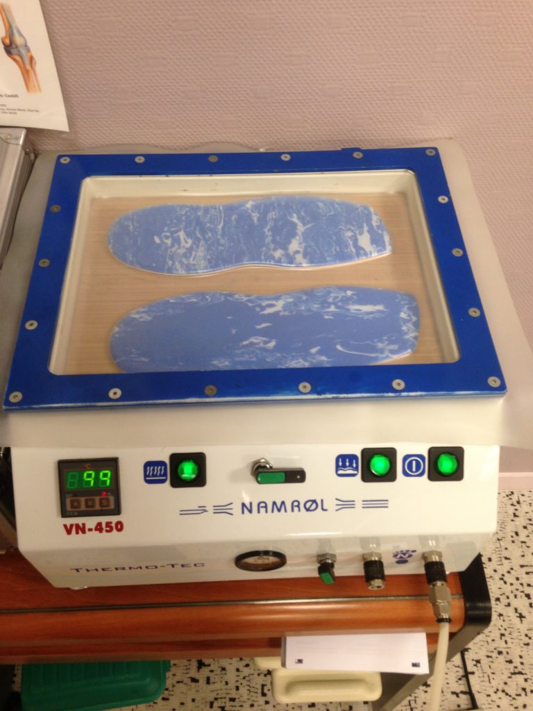 Thermosoudage et thermoformage du module d'une semelle sur-mesure au cabinet