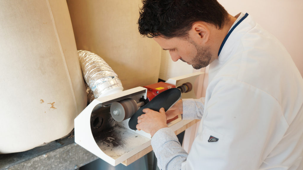 Fabrication d'une semelle orthopédique sur mesure à l'atelier du Cabinet Olagnier, à Bron