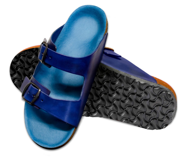 Sandale sur mesure en cuir bleu à deux sangles, montée sur une semelle orthopédique