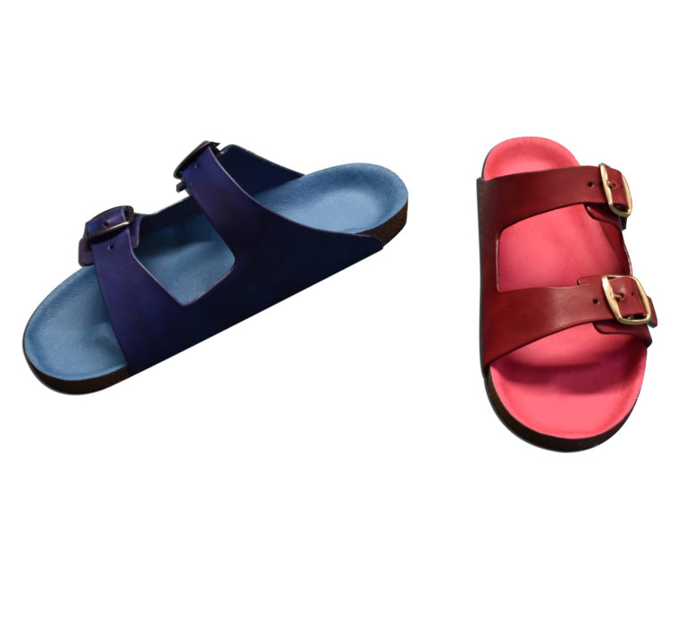 Paire de sandales sur mesure en cuir bleu et rouge, montées sur des semelles orthopédiques