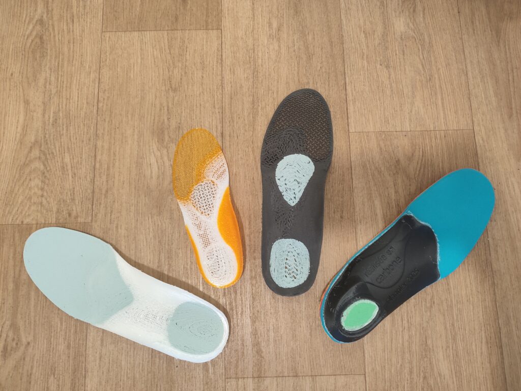 Plusieurs semelles orthopédiques 3D sur mesure du Cabinet Olagnier : structures et matériaux variés