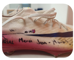 Crampons d'Ada Hegerberg adaptés au Cabinet Olagnier — bootfitting podologie sportive Lyon