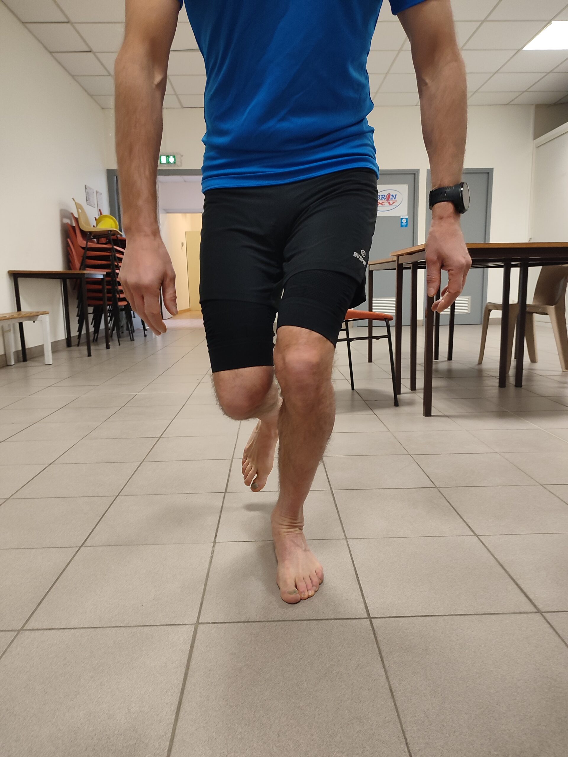 Patient réalisant le test d'appui sur un pied (appui unipodal) lors du bilan d'équilibre