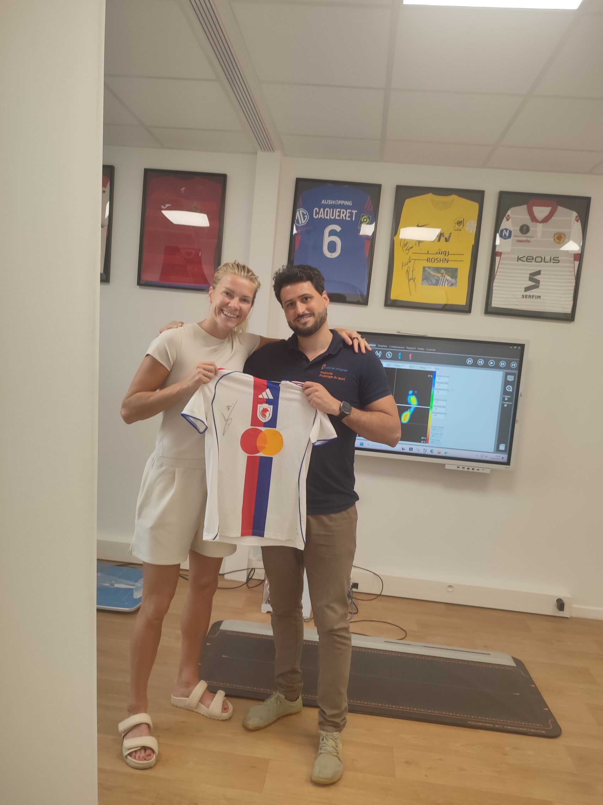 Bilan d'une footballeuse internationale au cabinet Olagnier, salle d'analyse de la marche avec baropodométrie