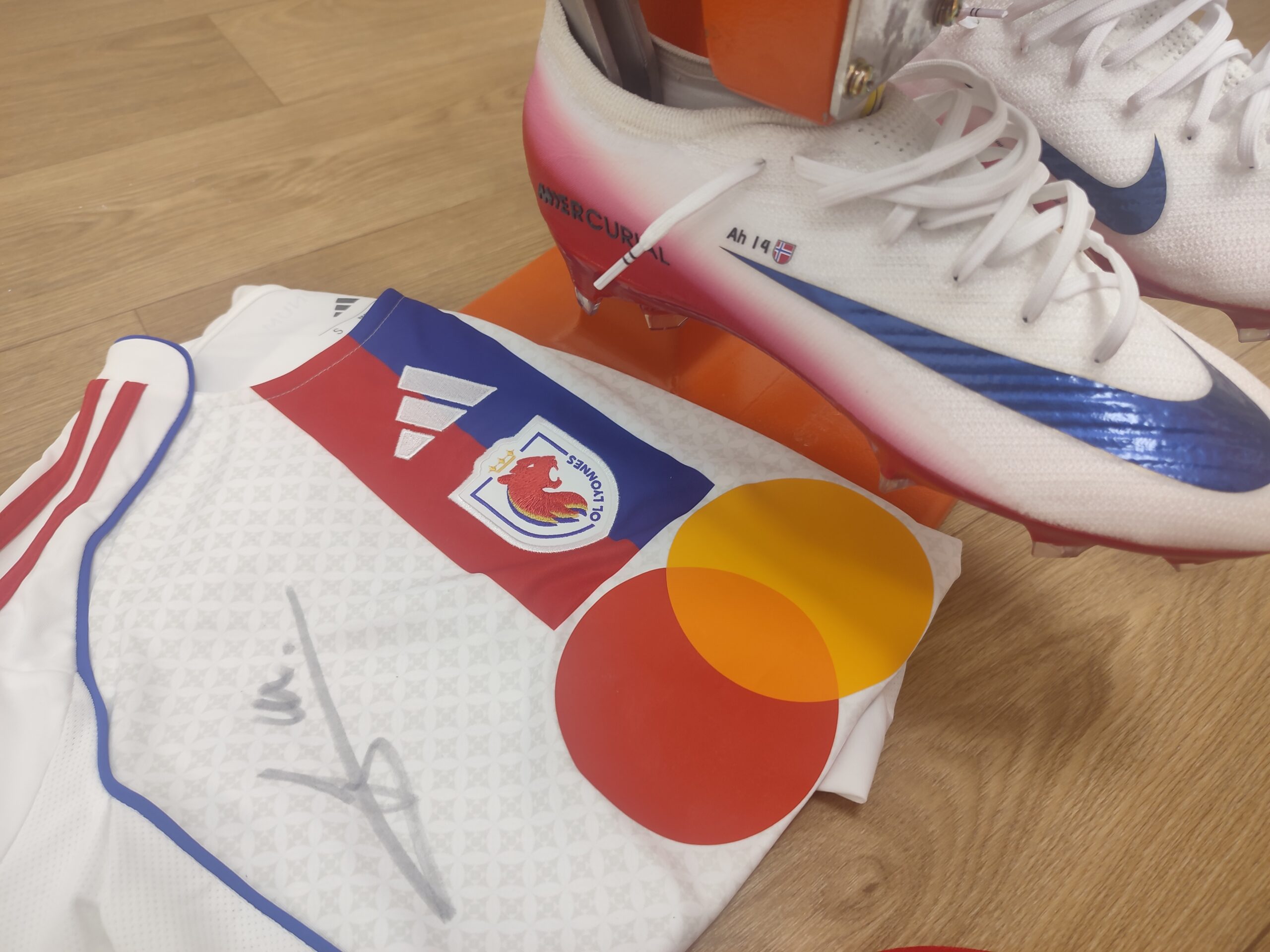Chaussures de football signées d'une internationale, au cabinet Olagnier à Bron
