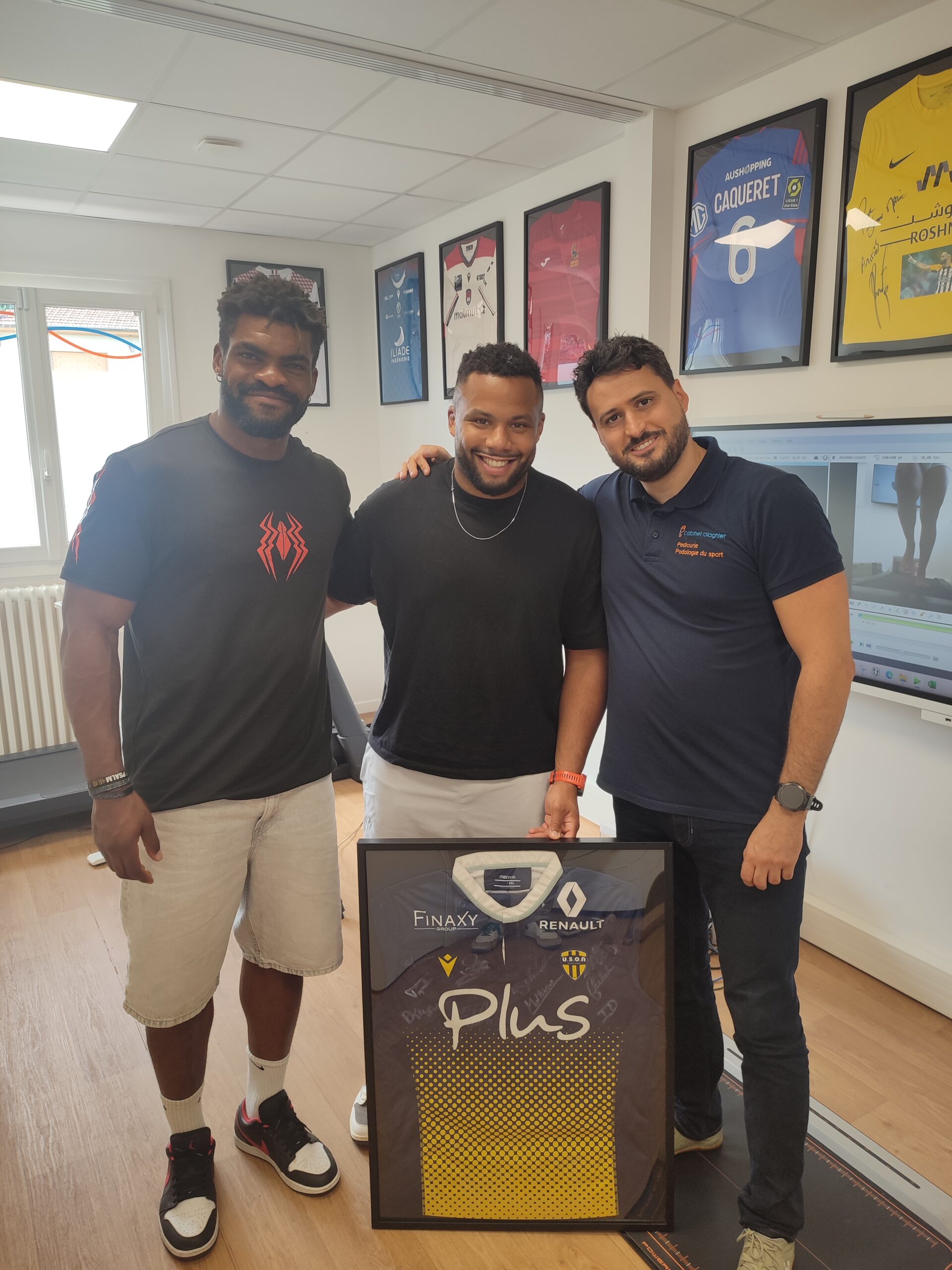 Rugbymen au cabinet Olagnier, dans la salle d'analyse de la marche