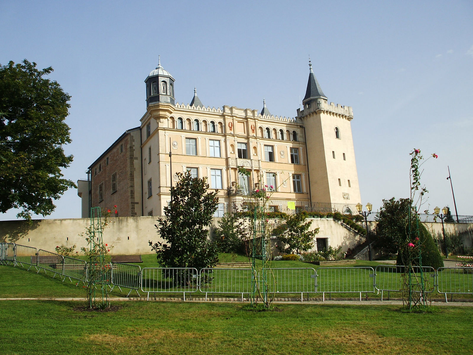 Le château de Saint-Priest, monument emblématique de la ville, près du Cabinet Olagnier à Bron