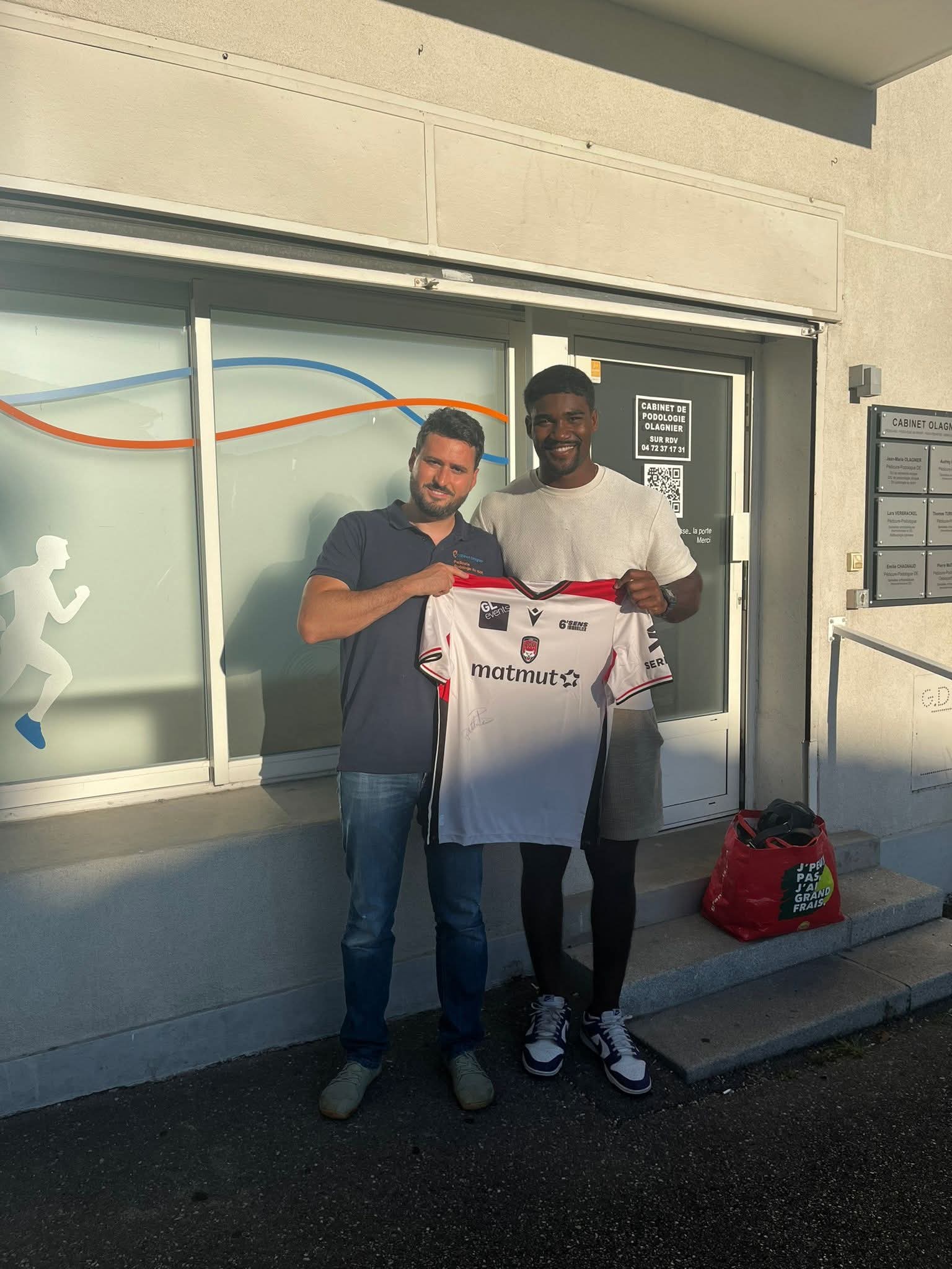 Joueur de rugby devant le Cabinet de podologie Olagnier à Bron